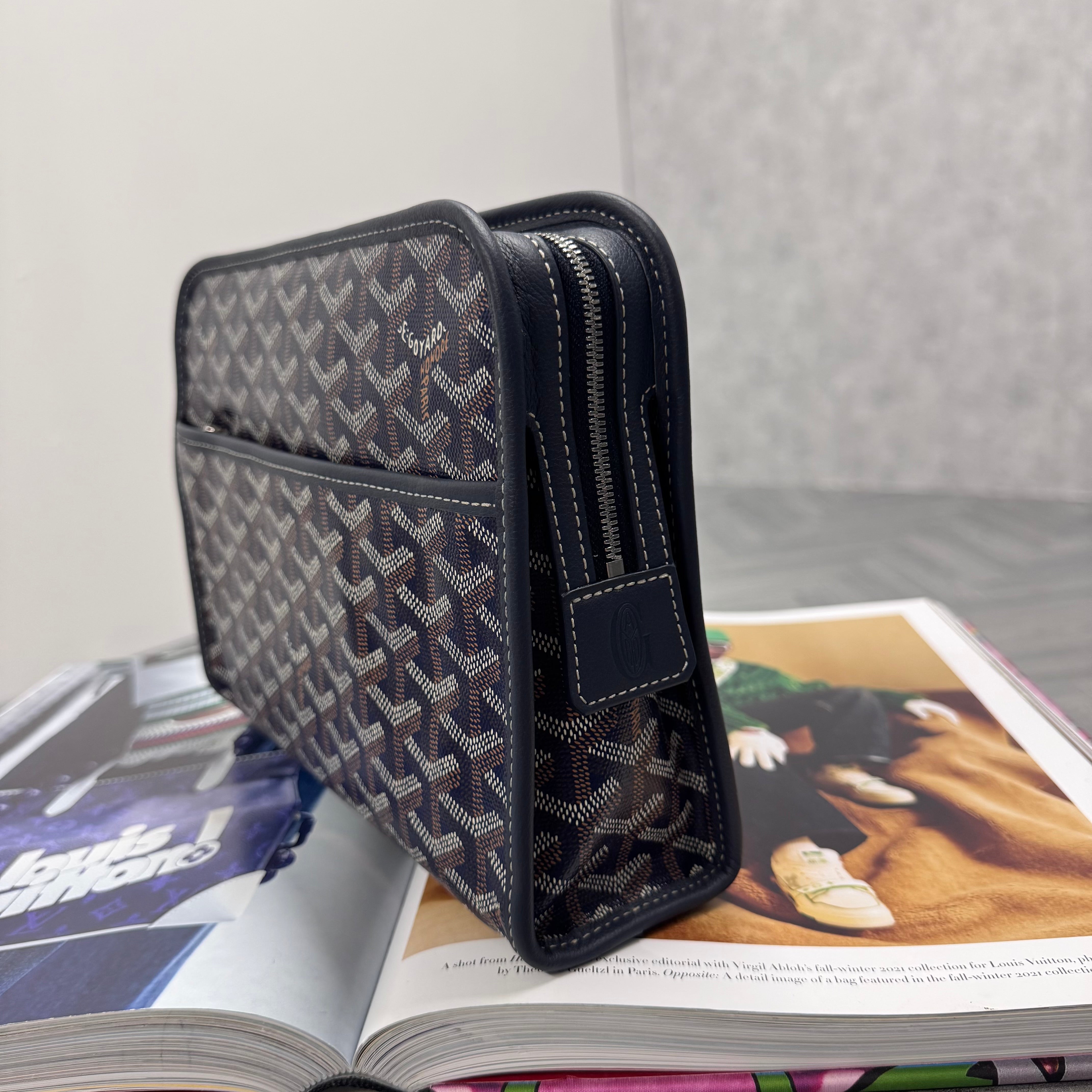 (PRE ORDER) GYRD POUCH BAG - NAVY