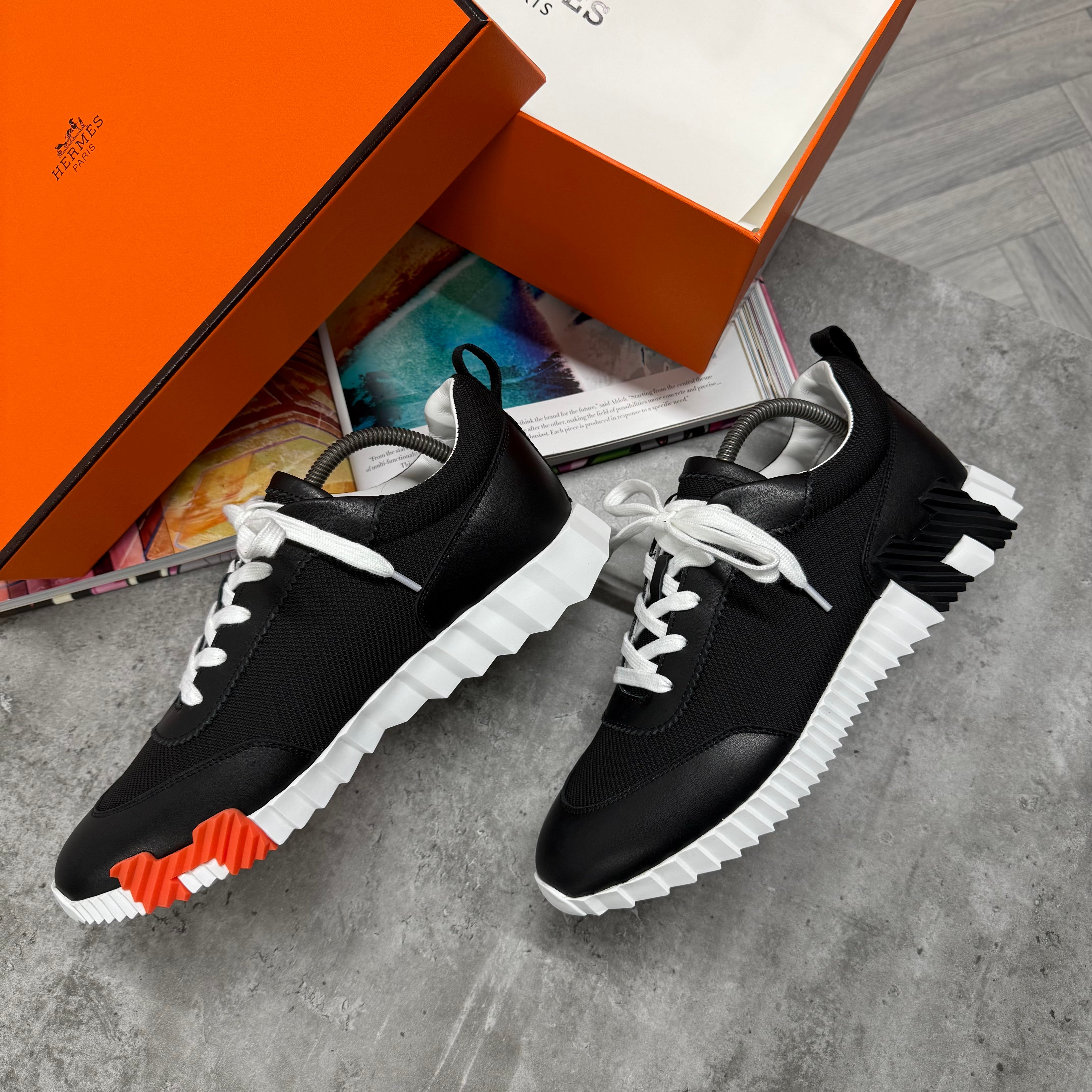 H TRAINER - BLACK / WHITE