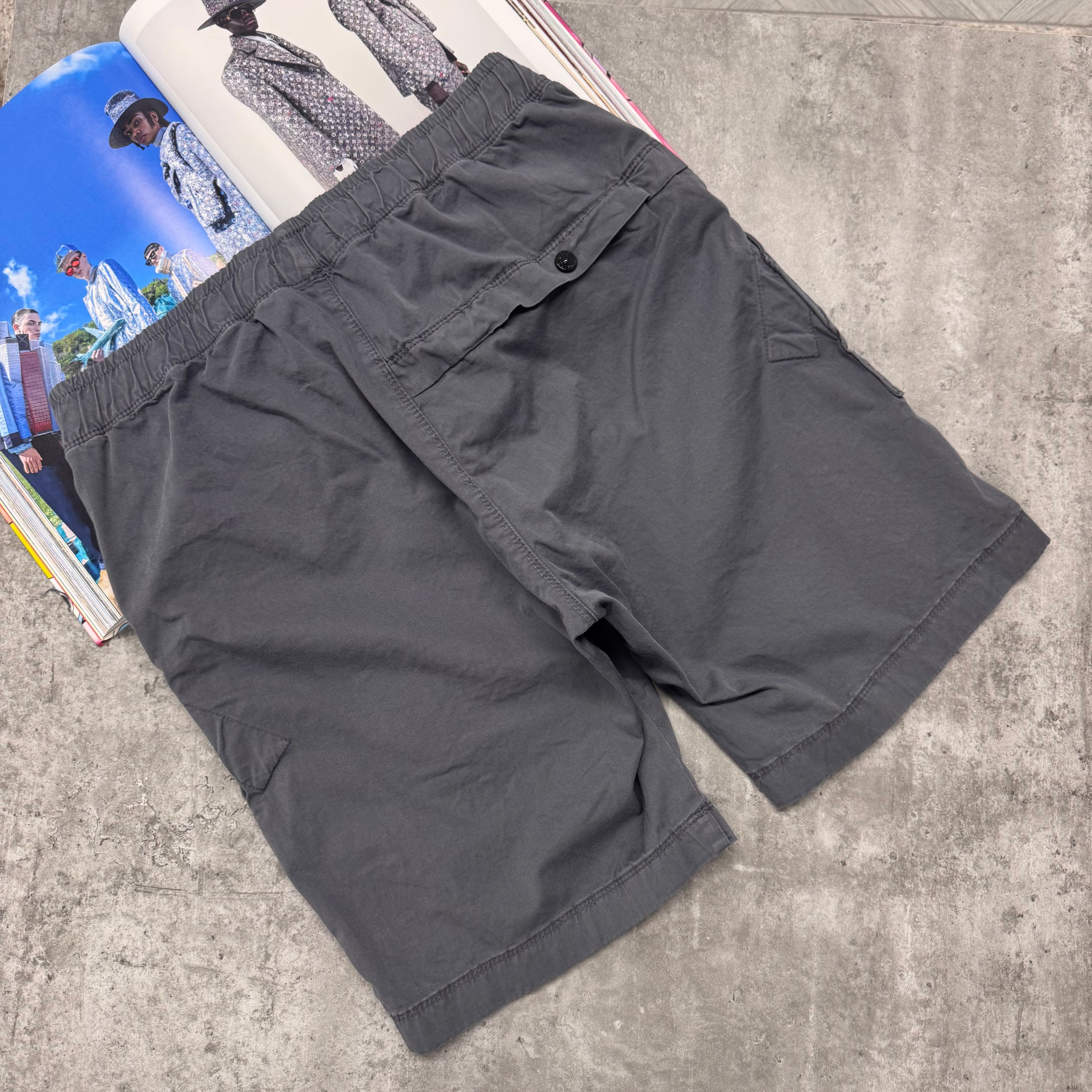 SI BUTTON POCKET CARGO SHORTS - CHARCOAL