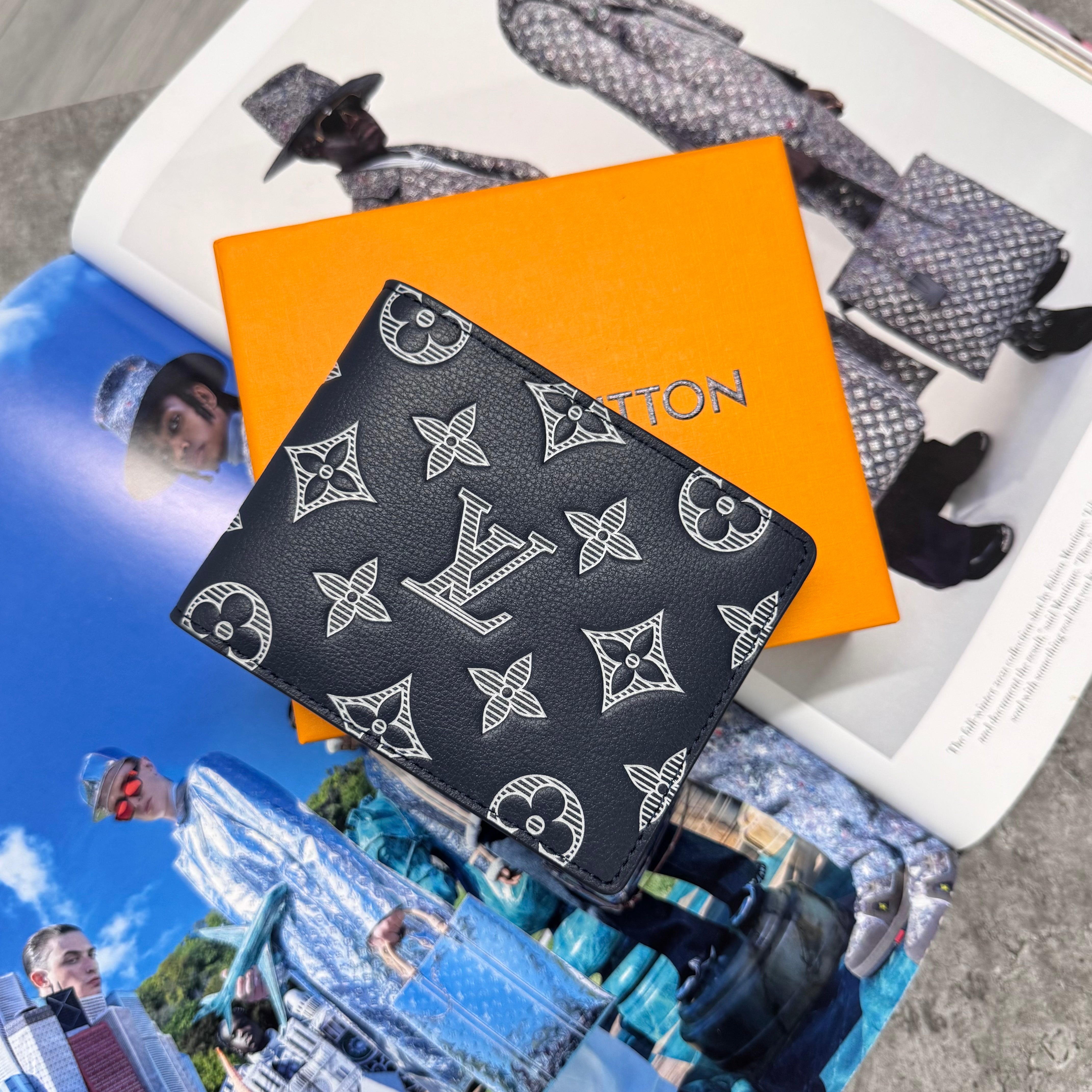 (PRE ORDER) LVE MONOGRAM WALLET - NAVY