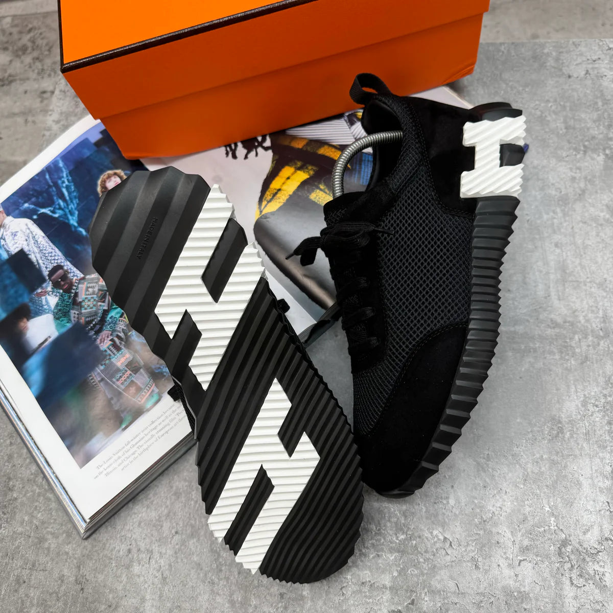 H TRAINERS - BLACK / WHITE