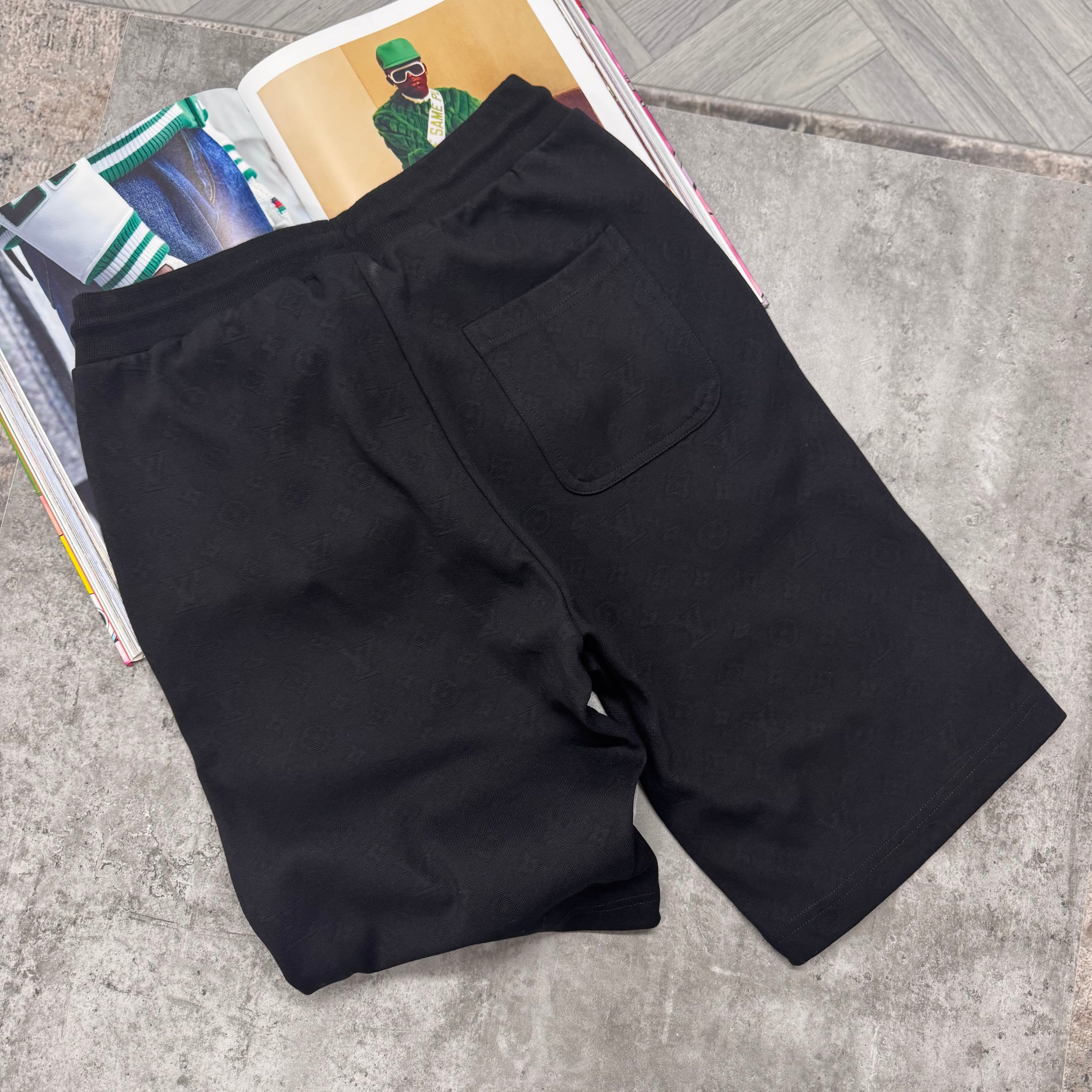 LVE MONOGRAM POCKET SHORTS - BLACK