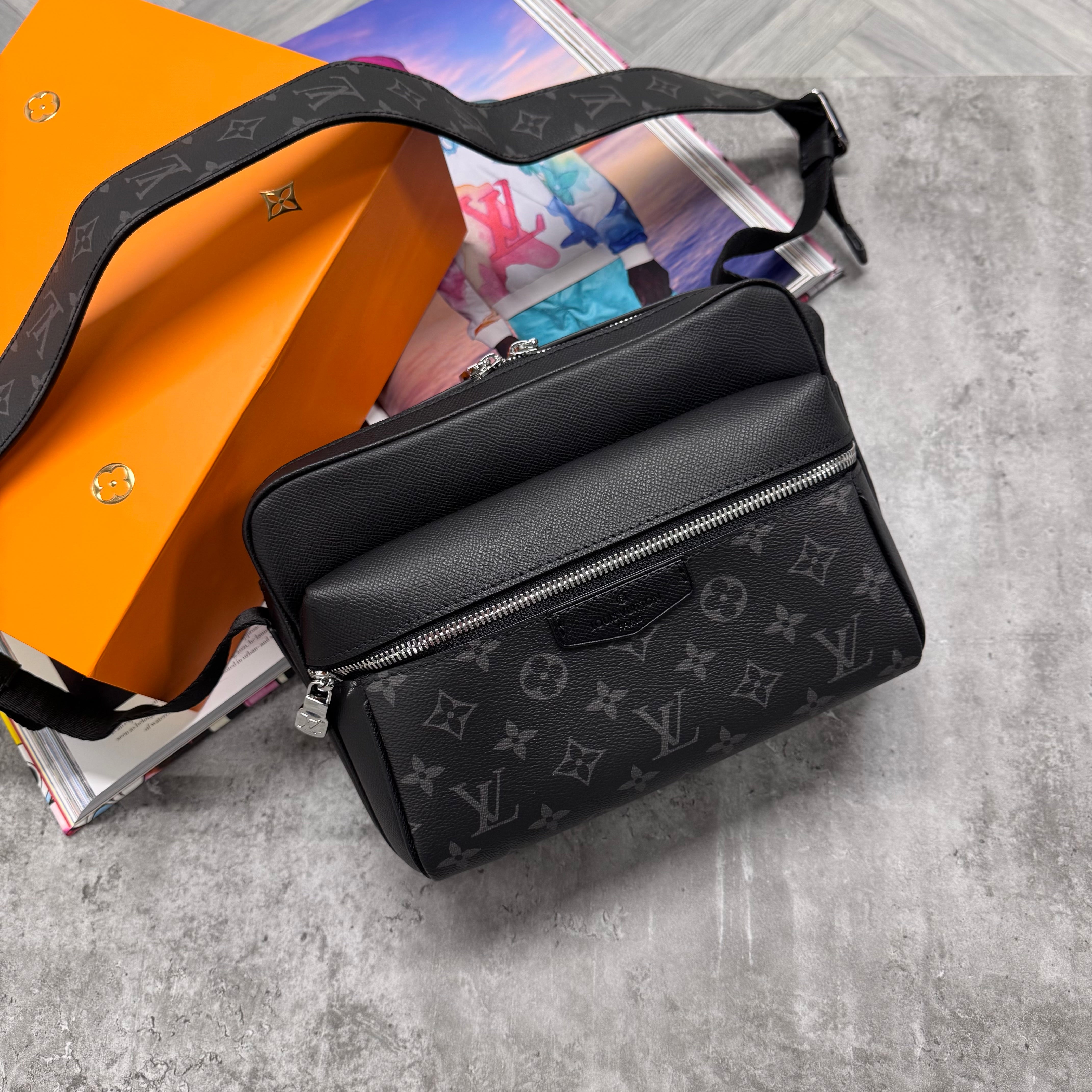 LVE MONO OUTDOOR MESSENGER BAG - BLACK