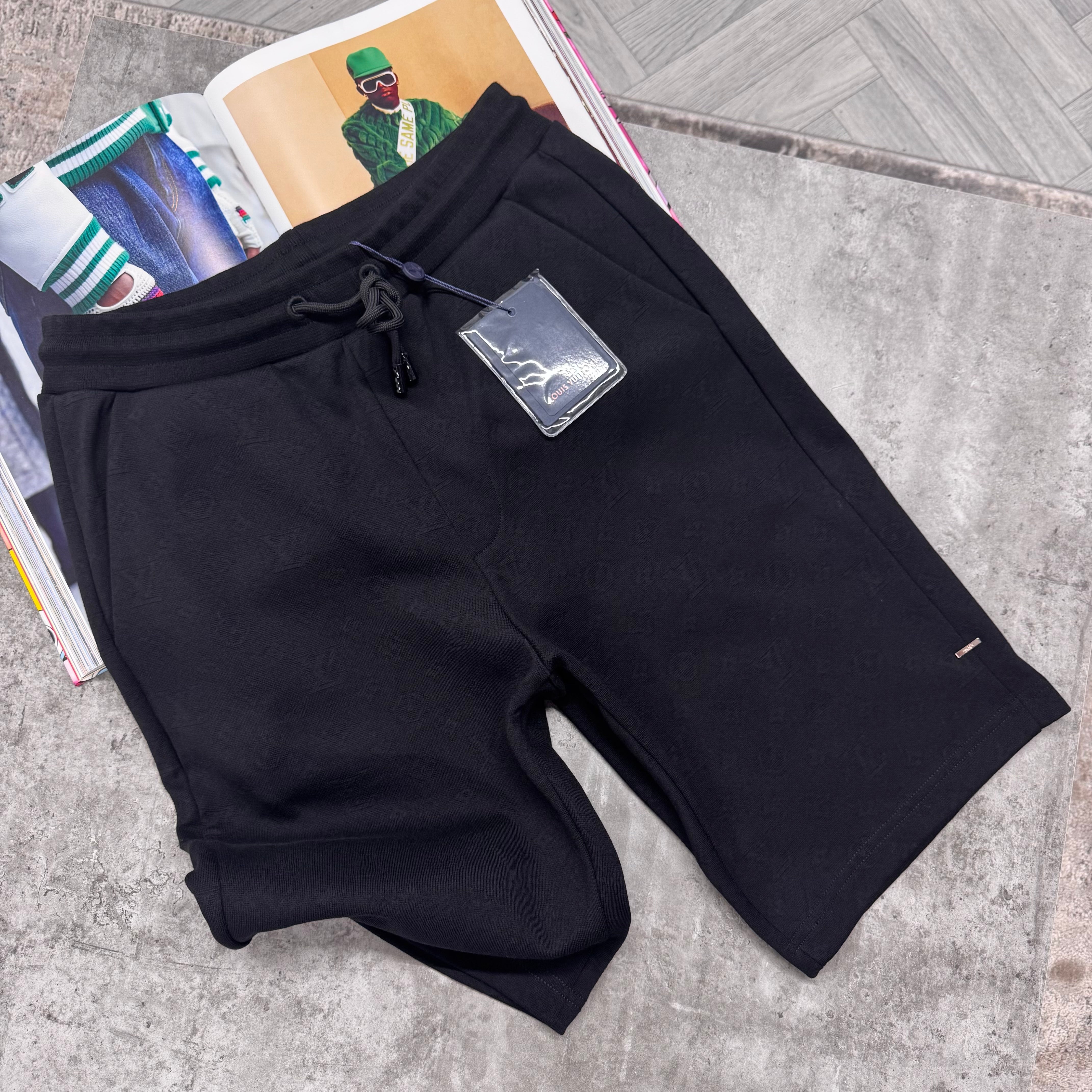 LVE MONOGRAM POCKET SHORTS - BLACK