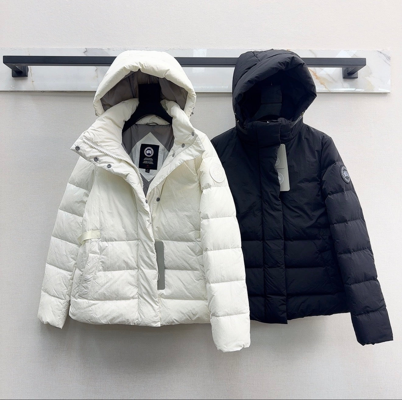 (PRE ORDER) CG BLACK BADGE PUFFER COAT - WHITE & BLACK