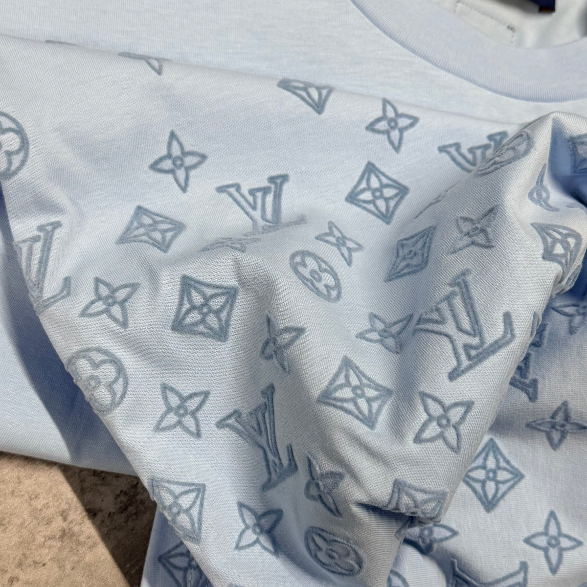 LVE GRADIENT T SHIRT - SKY BLUE