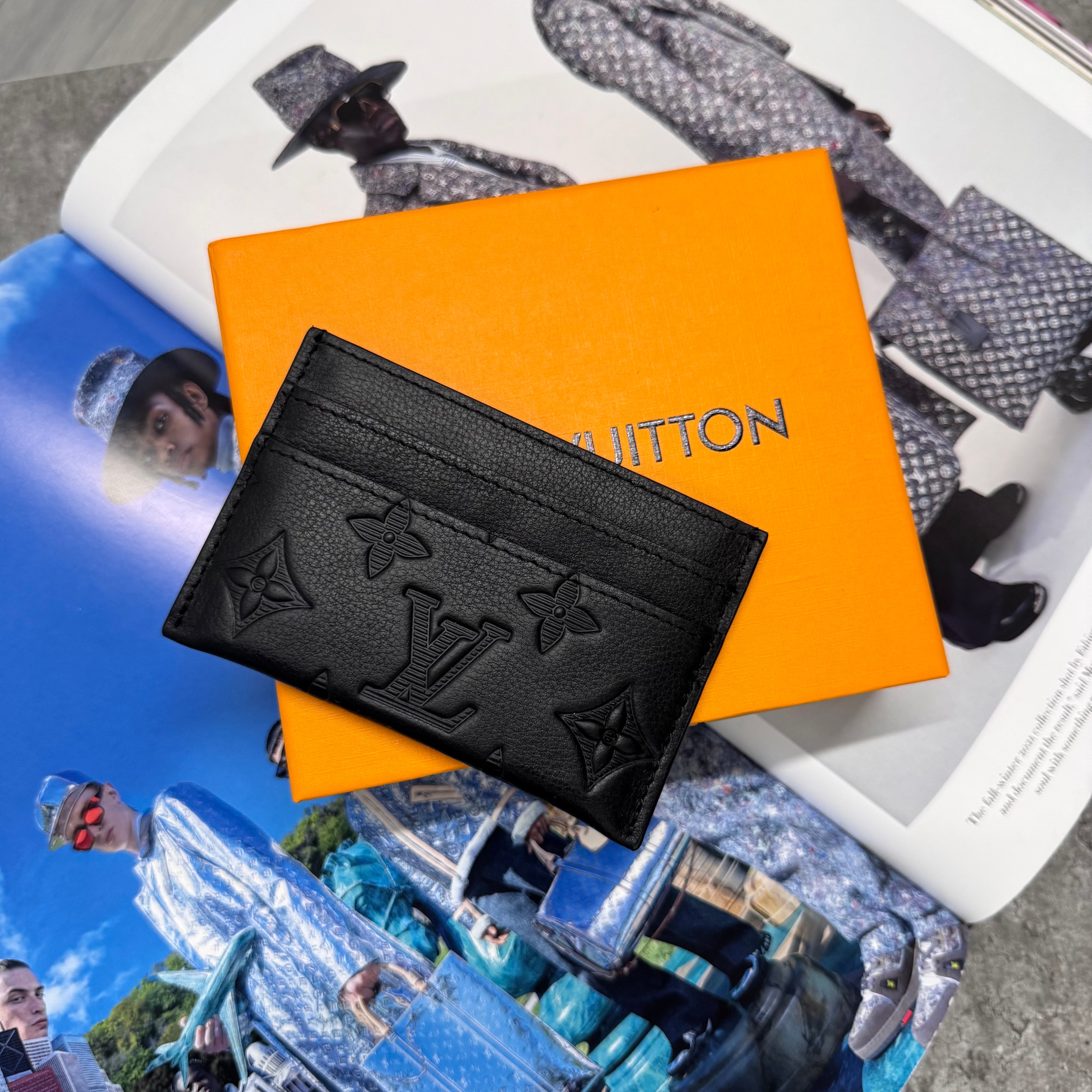 (PRE ORDER) LVE MONOGRAM CARDHOLDER - BLACK