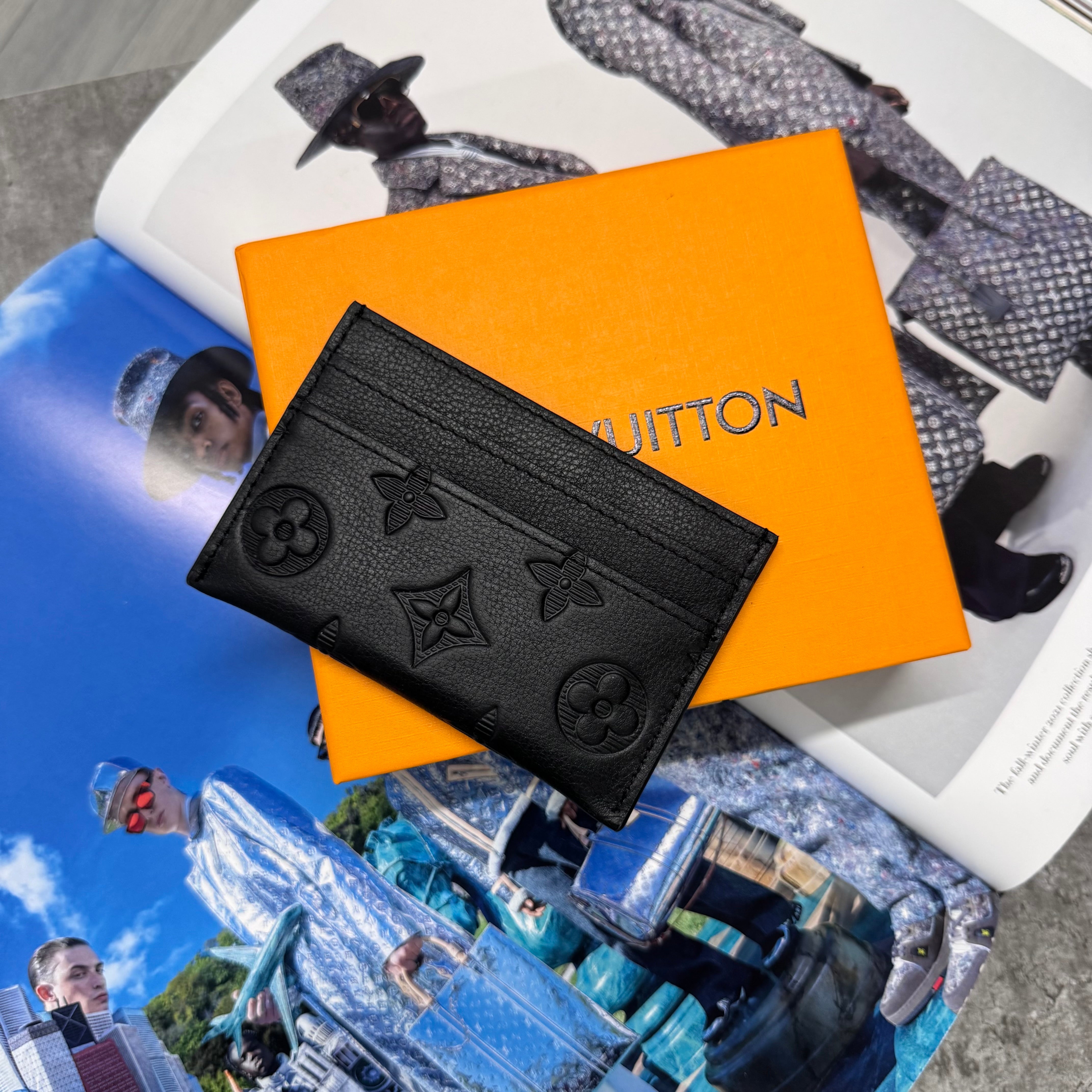 (PRE ORDER) LVE MONOGRAM CARDHOLDER - BLACK