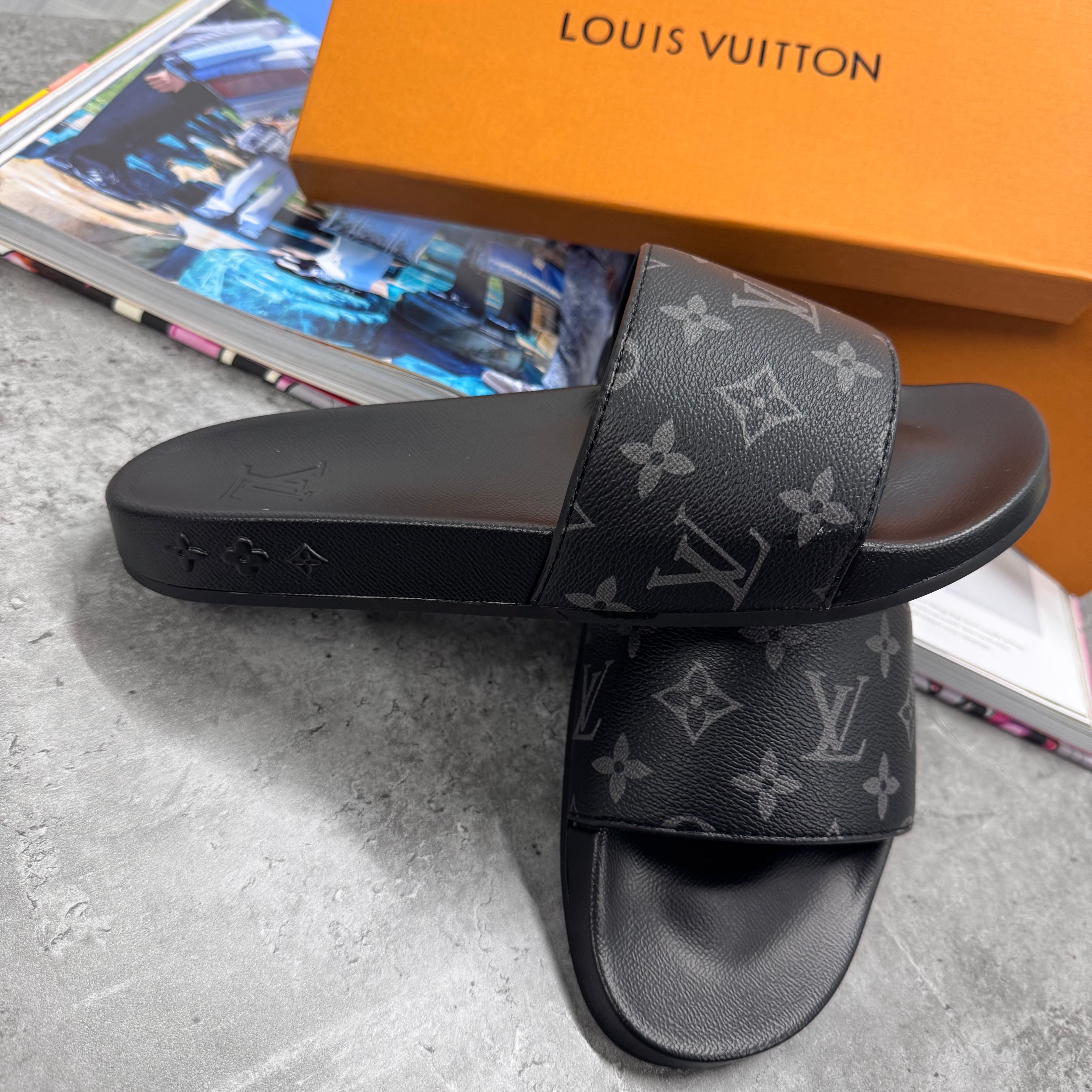 (PRE ORDER) LVE MONOGRAM SLIDES - BLACK