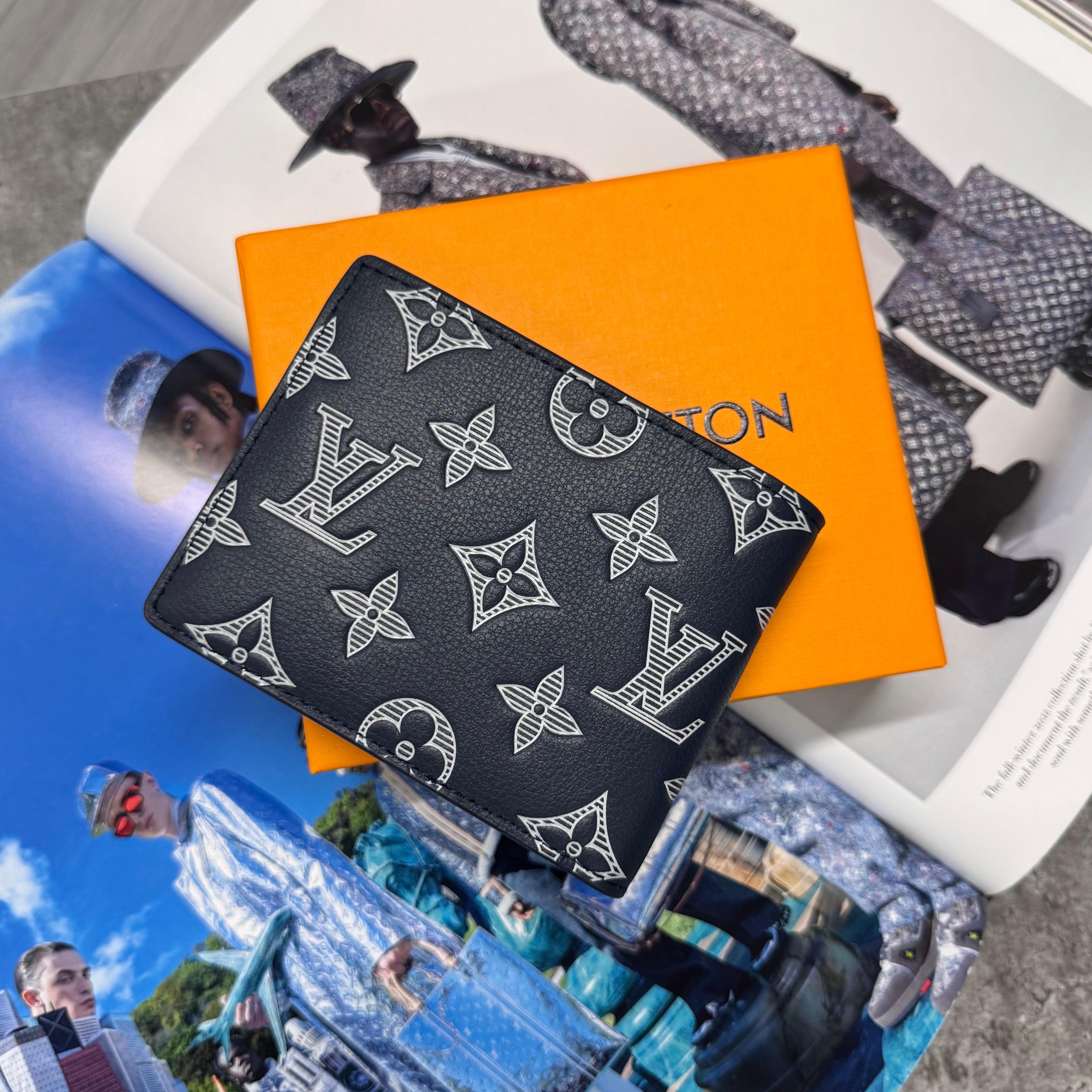 (PRE ORDER) LVE MONOGRAM WALLET - NAVY