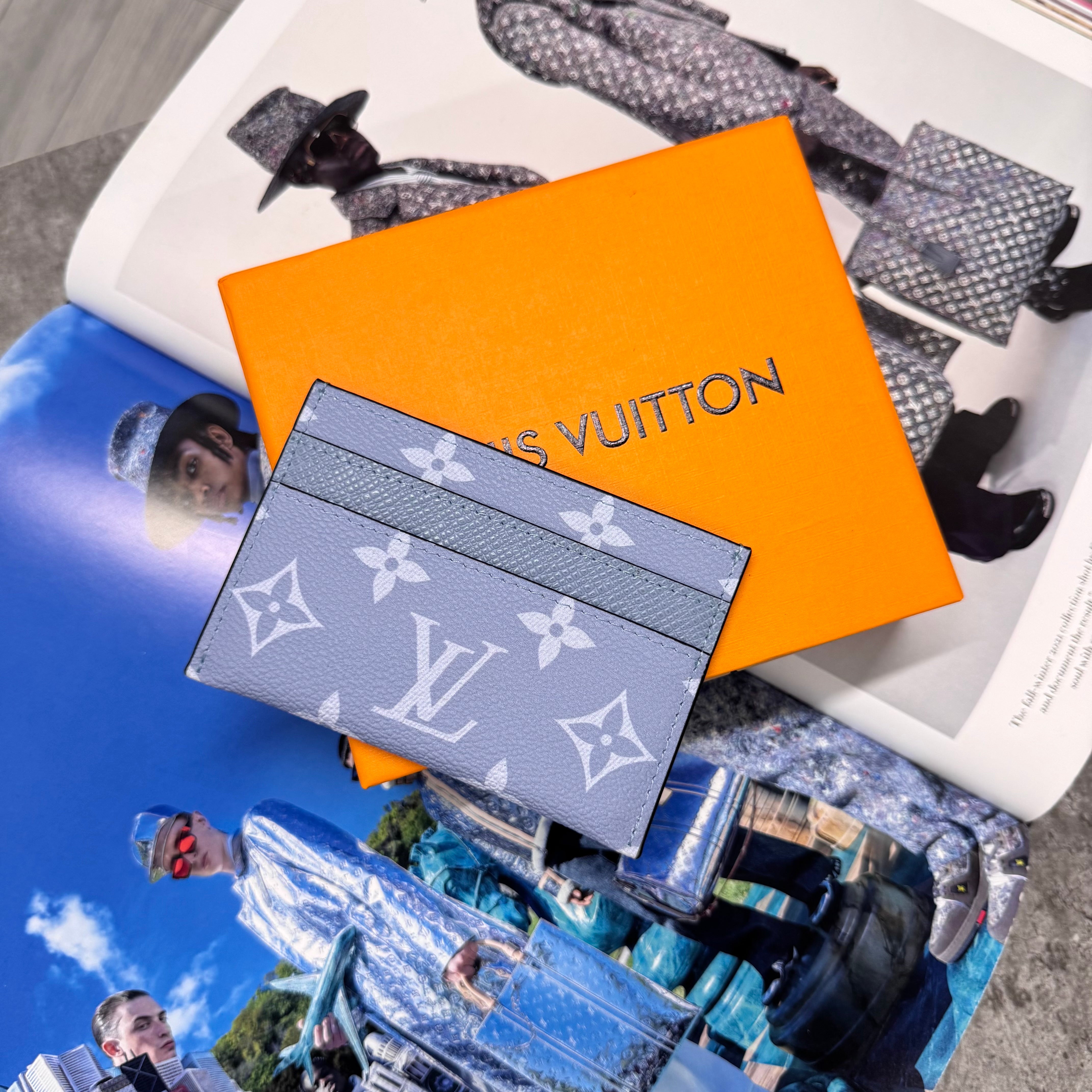 (PRE ORDER) LVE MONOGRAM CARDHOLDER - SKY BLUE