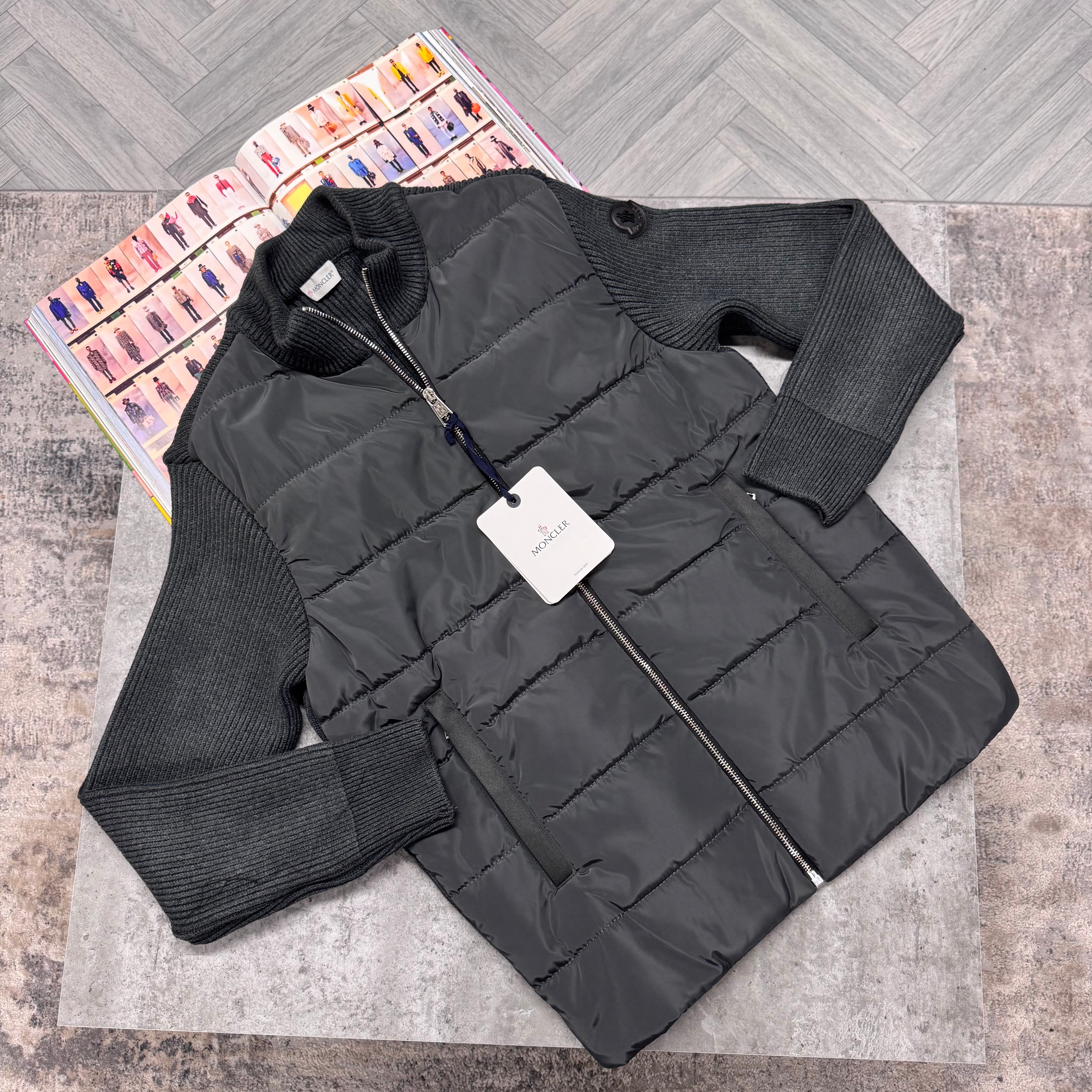 MNCLR BLACK BADGE ZIP UP JACKET - ANTHRACITE