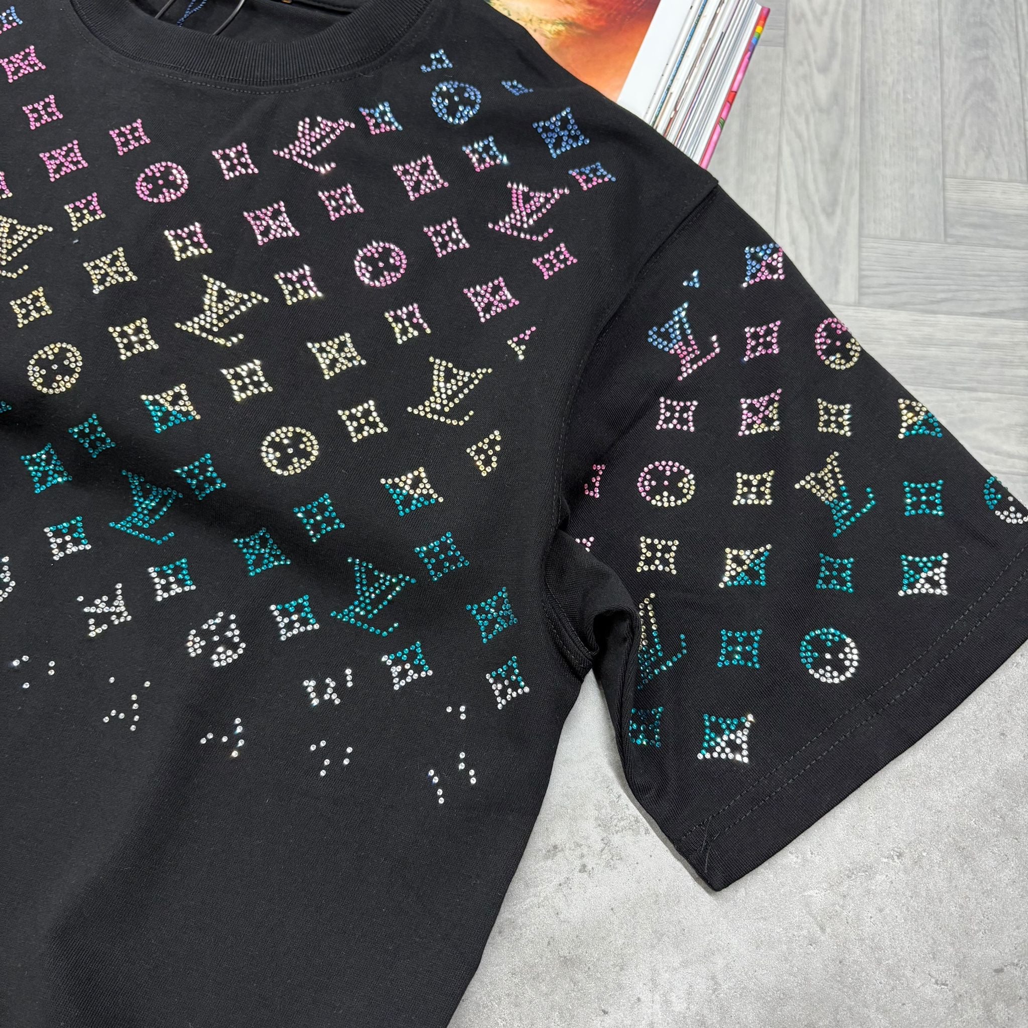 LVE MONOGRAM T SHIRT - BLACK / MULTI