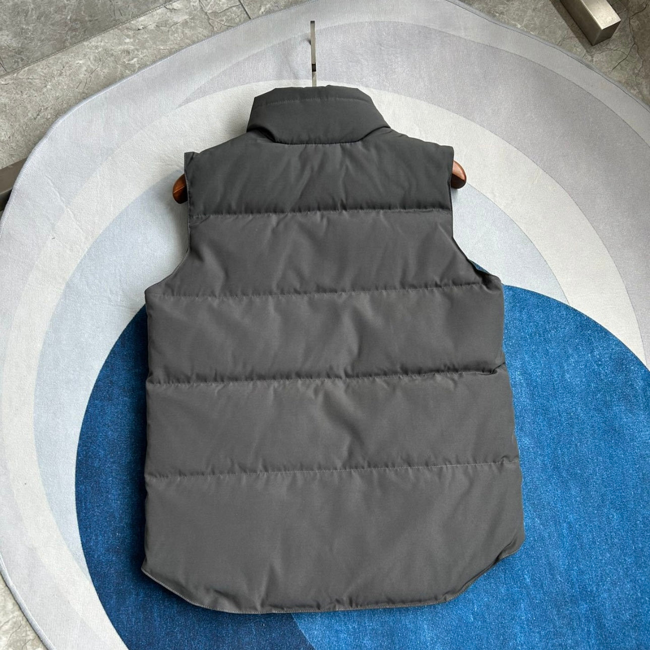 (PRE ORDER) CG GARSON BLACK BADGE GILET - CHARCOAL