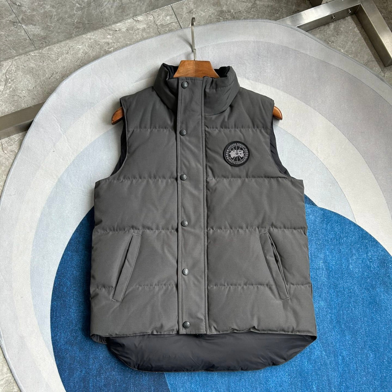 (PRE ORDER) CG GARSON BLACK BADGE GILET - CHARCOAL